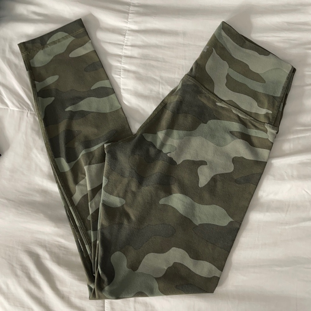 Victoria secret camo leggings size medium.